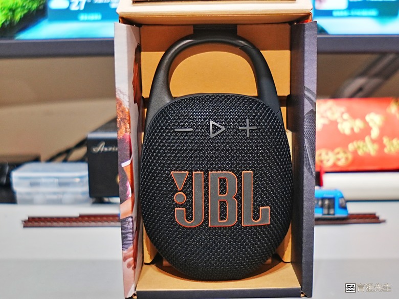 【盲狙先生傳98】JBL CLIP 5 加入好市多專賣! | 可攜式防水藍牙喇叭再進化!機身更堅固、音質更清晰、推力更強、支援App設定!