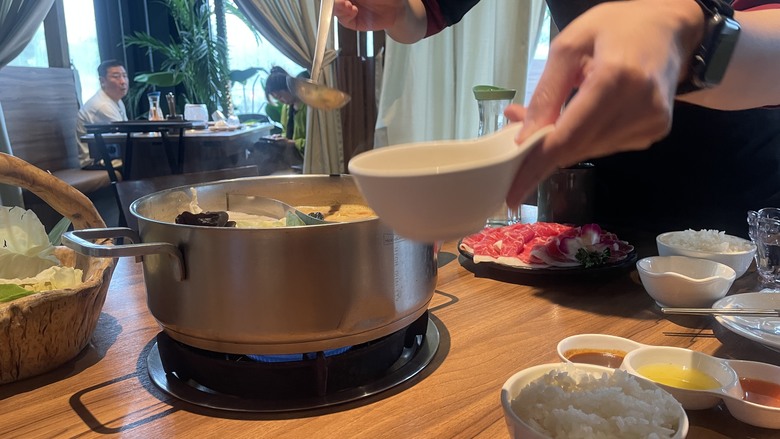 【食記】【台中火鍋|泰滾泰式火鍋 崇德店二訪】壽星送蝦超划算|夢幻奢華鍋+鍋烤節活動一次體驗 2025/08【阿洪開箱中】