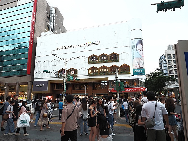 心中山線形公園、誠品書店 R79、玫瑰古蹟—蔡瑞月舞蹈研究社、光點台北(台北之家)、中山藏藝所,附掛OKAY韓國烤肉 — 臺北市區小旅行之選物小攤、咖啡香與日系文青風生活圈