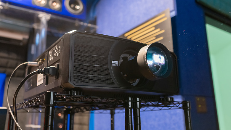 Digital Projection E-Vision 10000i 4K+ RGB家用高對比鏡頭版頂級投影機試用：8000流明正「電影院」級的高級影像表現！