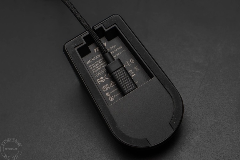 MSI VERSA PRO WIRELESS 無線電競滑鼠開箱評測 | 搭載 PixArt PAW-3395 光學感測器、三模輸出、具備 MOUSE DOCK PRO 磁性充電座