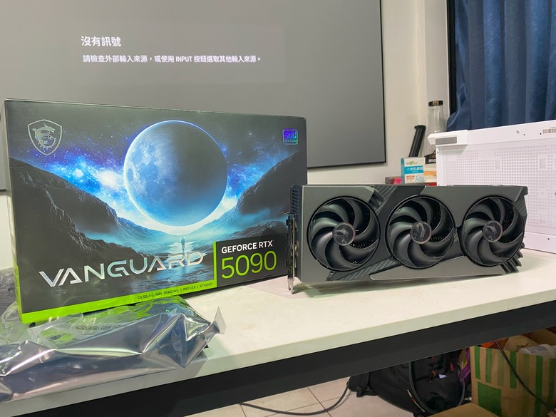 每次英亞啟動就少一位肥羊被宰！7萬2甜甜價 微星龍神 MSI 5090 VANGUARD SOC開箱，靜音風扇與極致效能。