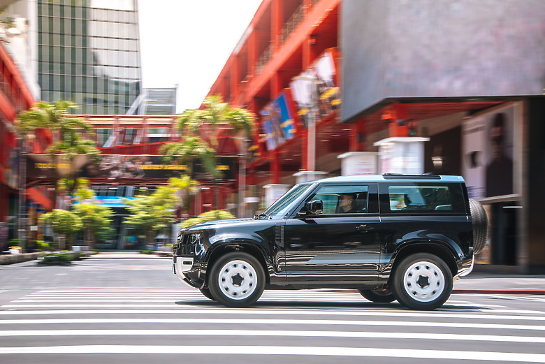 Defender 90 with County Pack 試駕｜帶點復古味，穿梭城市街景一樣對味！