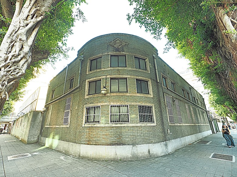 台北當代藝術館、日星鑄字行、日新國民小學紅樓、建成變電所 、陳德星堂、大稻埕圓環防空蓄水池、寧夏夜市、下奎府町郵便局、Bistro家樂利小酒館 — 臺北市區小旅行之舊建成區半日散策