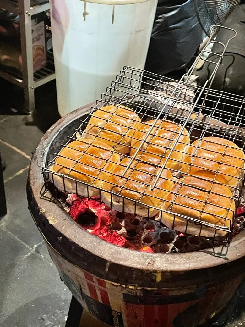 🇹🇭宵夜必吃!曼谷Phuthon Bar 傳統炭火烤麵包🥖