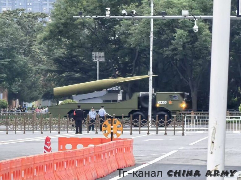 中国的阅兵彩排，全是新武器，所有人都成了军盲