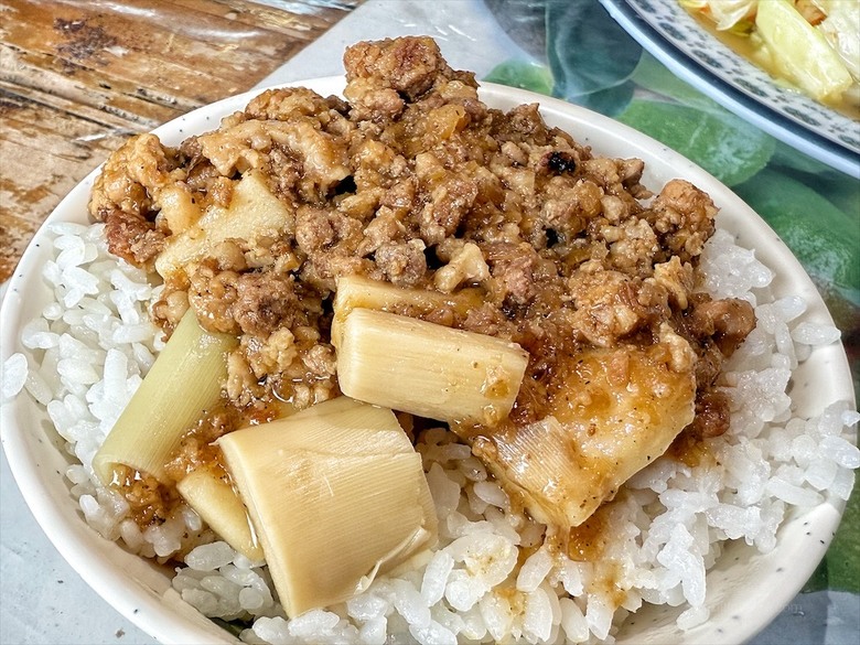 竹筍滷肉飯、竹筍肉燥飯好吃,竹筍脆又甜,還有許多竹筍料理可選擇