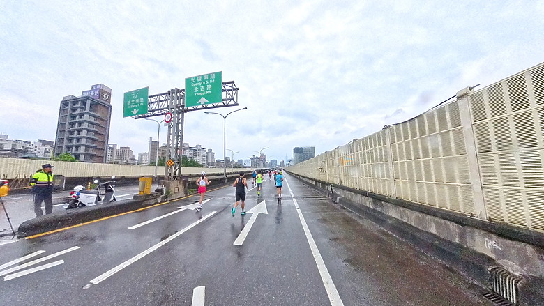 點我看大圖 (映像運動-EP.2世壯運21k路跑篇) 享受一場業餘運動愛好者最接近亞奧運世界規格的半馬,開心破2吧!feat. Garmin Descent MK3i