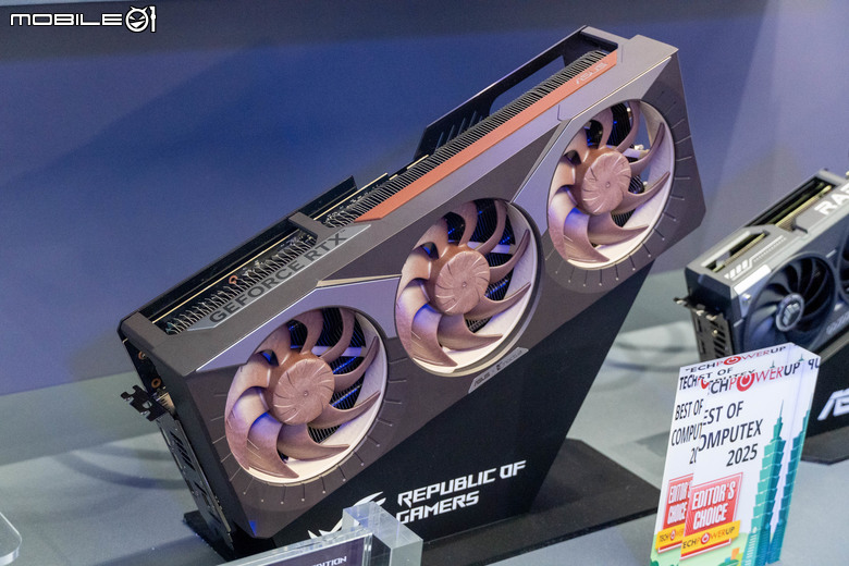 ASUS 貓扇 4 槽巨卡再臨！RTX 5080 Noctua OC Edition 以三風扇配置提供靜音／效能兼具表現