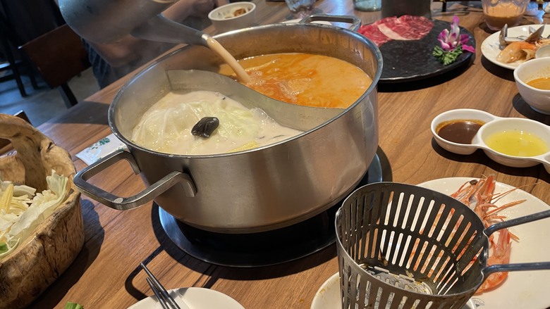 【食記】【台中火鍋｜泰滾泰式火鍋 崇德店二訪】壽星送蝦超划算｜夢幻奢華鍋＋鍋烤節活動一次體驗 2025/08【阿洪開箱中】