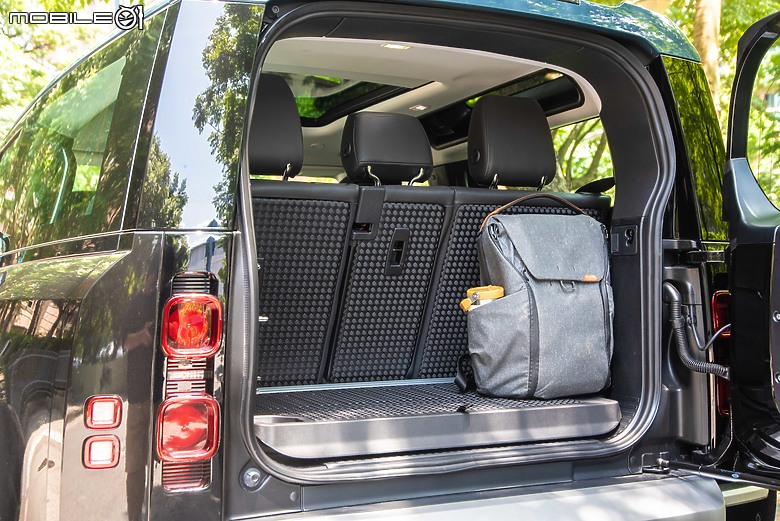 Defender 90 with County Pack 試駕｜帶點復古味，穿梭城市街景一樣對味！