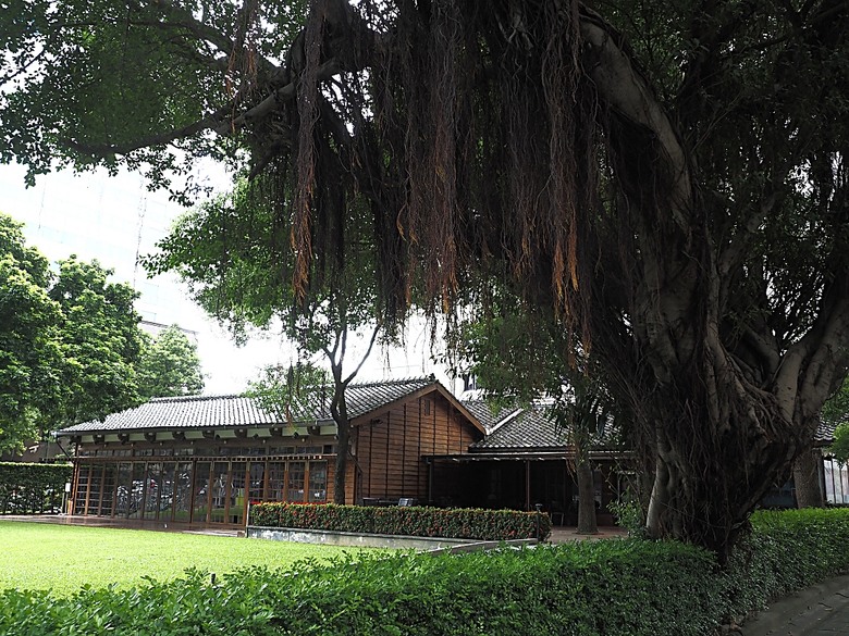 心中山線形公園、誠品書店 R79、玫瑰古蹟—蔡瑞月舞蹈研究社、光點台北(台北之家)、中山藏藝所,附掛OKAY韓國烤肉 — 臺北市區小旅行之選物小攤、咖啡香與日系文青風生活圈