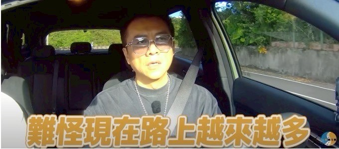 原來小施現在不當反韓大將軍了嗎？竟然介紹Kia Sportage 有70%在稱讚