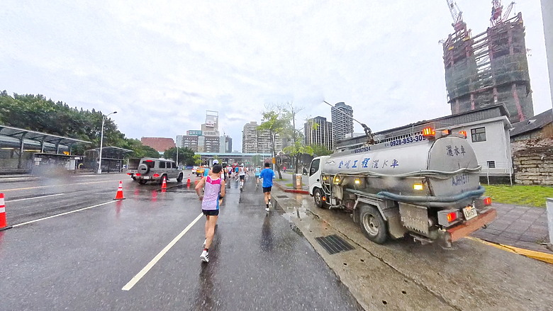 點我看大圖 (映像運動-EP.2世壯運21k路跑篇) 享受一場業餘運動愛好者最接近亞奧運世界規格的半馬,開心破2吧!feat. Garmin Descent MK3i