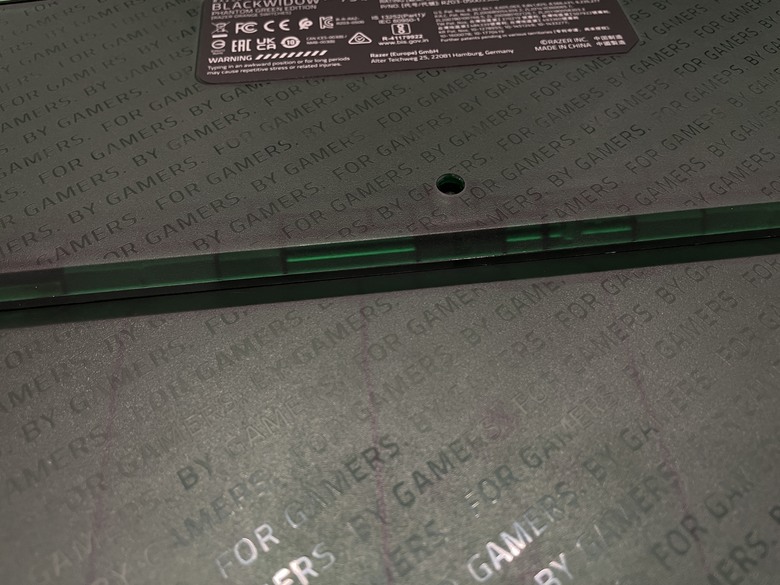 【阿洪開箱中】雷蛇 Razer Phantom 幻影綠系列整組開箱實測心得|RGB 美學全面解放,透明設計再掀桌面革命!