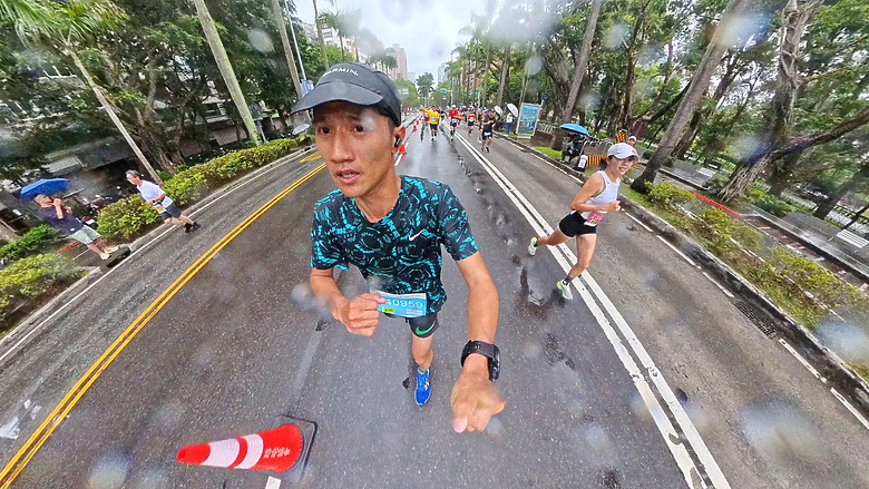 點我看大圖 (映像運動-EP.2世壯運21k路跑篇) 享受一場業餘運動愛好者最接近亞奧運世界規格的半馬,開心破2吧!feat. Garmin Descent MK3i