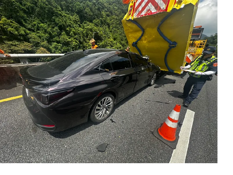 Lexus 「自駕」撞緩撞車，第一視角