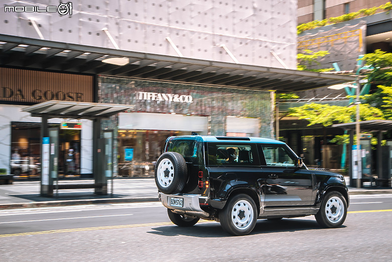 Defender 90 with County Pack 試駕｜帶點復古味，穿梭城市街景一樣對味！