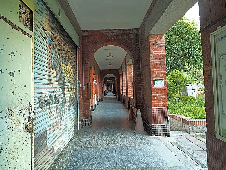 台北當代藝術館、日星鑄字行、日新國民小學紅樓、建成變電所 、陳德星堂、大稻埕圓環防空蓄水池、寧夏夜市、下奎府町郵便局、Bistro家樂利小酒館 — 臺北市區小旅行之舊建成區半日散策