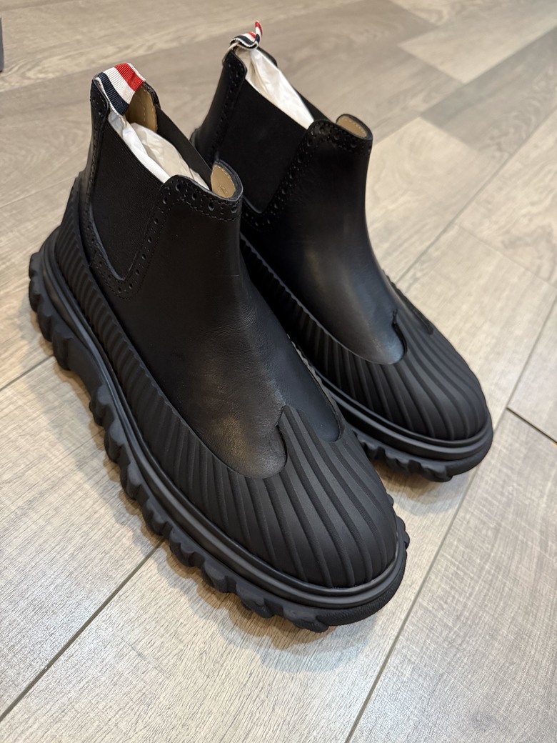 「開箱」Thom Browne 踝靴 & 四條槓毛衣 & VERSACE 帽子