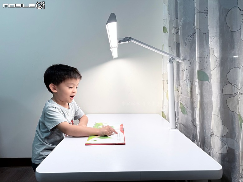 開箱 舞光DANCELIGHT Eye Health 全光譜護眼檯燈｜孩子閱讀學習的護眼好夥伴！