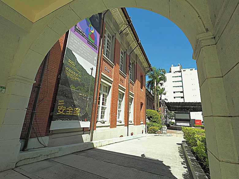 台北當代藝術館、日星鑄字行、日新國民小學紅樓、建成變電所 、陳德星堂、大稻埕圓環防空蓄水池、寧夏夜市、下奎府町郵便局、Bistro家樂利小酒館 — 臺北市區小旅行之舊建成區半日散策