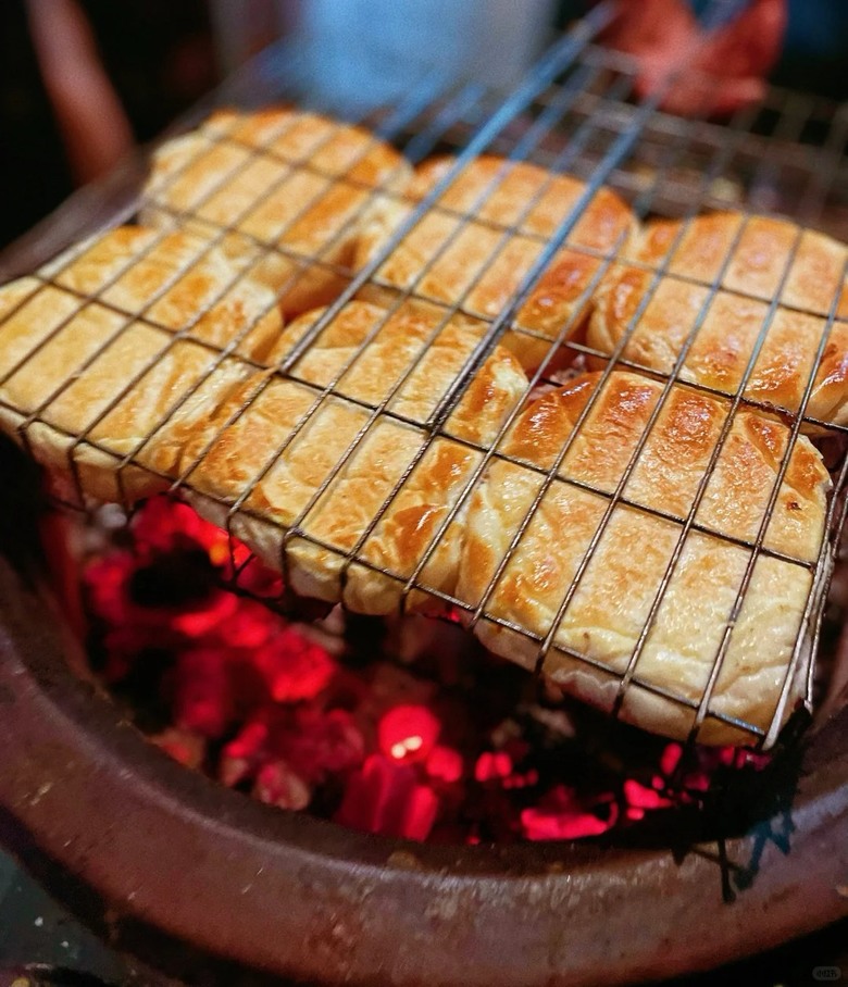 🇹🇭宵夜必吃!曼谷Phuthon Bar 傳統炭火烤麵包🥖