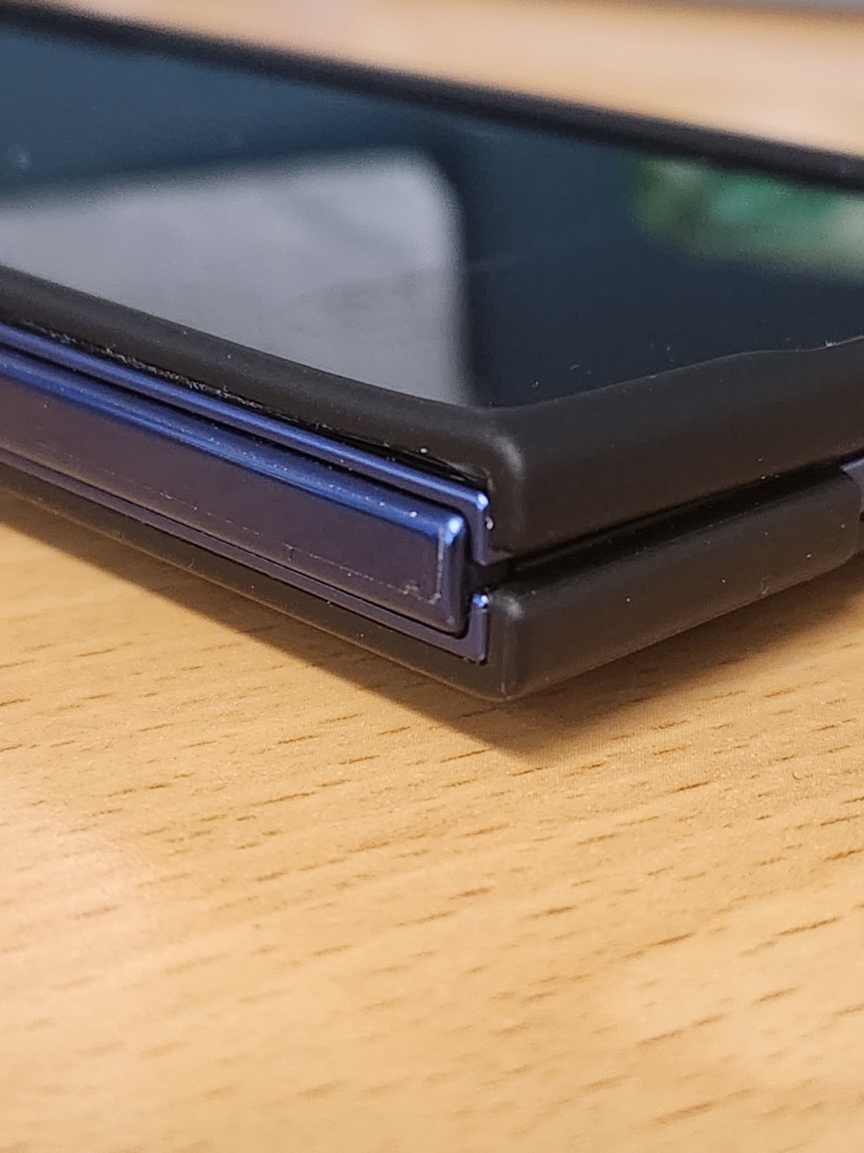 請問有買「 Z Fold7 Spigen - Capella 霧面磁吸保護殼」的同學是否有這個問題？