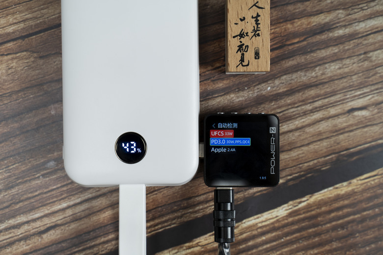 【開箱測試】iWALK MAGO磁吸帶線行動電源 支援QI2無線充電 手感好 價格合理