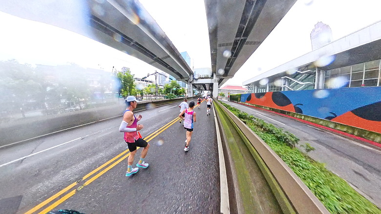 點我看大圖 (映像運動-EP.2世壯運21k路跑篇) 享受一場業餘運動愛好者最接近亞奧運世界規格的半馬,開心破2吧!feat. Garmin Descent MK3i