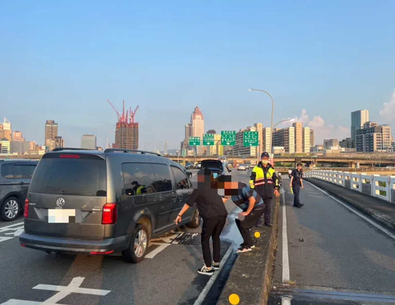 台北忠孝橋嚴重車禍💢 💢☠️☠️！2x歲騎士🏍️🏍️暫無呼吸心跳