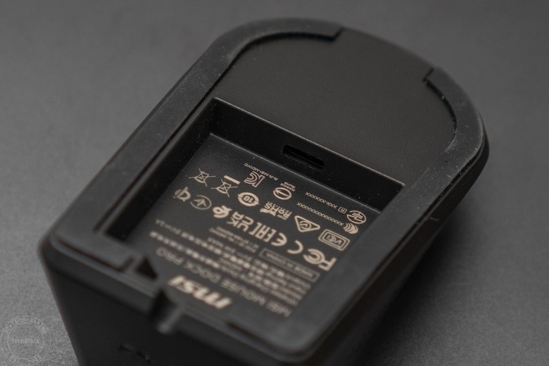 MSI VERSA PRO WIRELESS 無線電競滑鼠開箱評測 | 搭載 PixArt PAW-3395 光學感測器、三模輸出、具備 MOUSE DOCK PRO 磁性充電座
