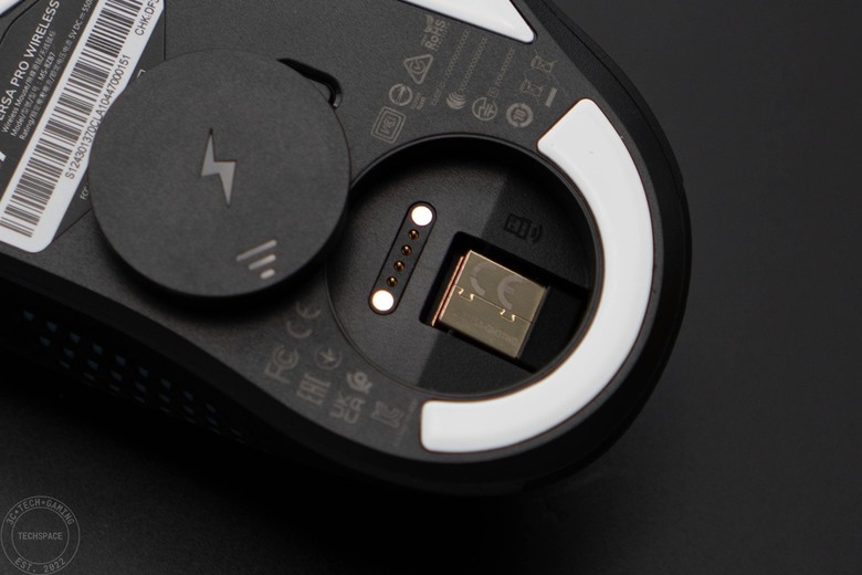 MSI VERSA PRO WIRELESS 無線電競滑鼠開箱評測 | 搭載 PixArt PAW-3395 光學感測器、三模輸出、具備 MOUSE DOCK PRO 磁性充電座