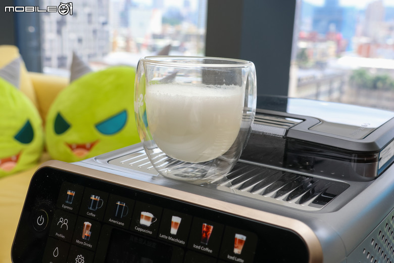 飛利浦 Philips EP5500 LatteGo 全自動義式咖啡機開箱|20種以上飲品選擇,從義式濃縮到冰雲朵拿鐵一次滿足!