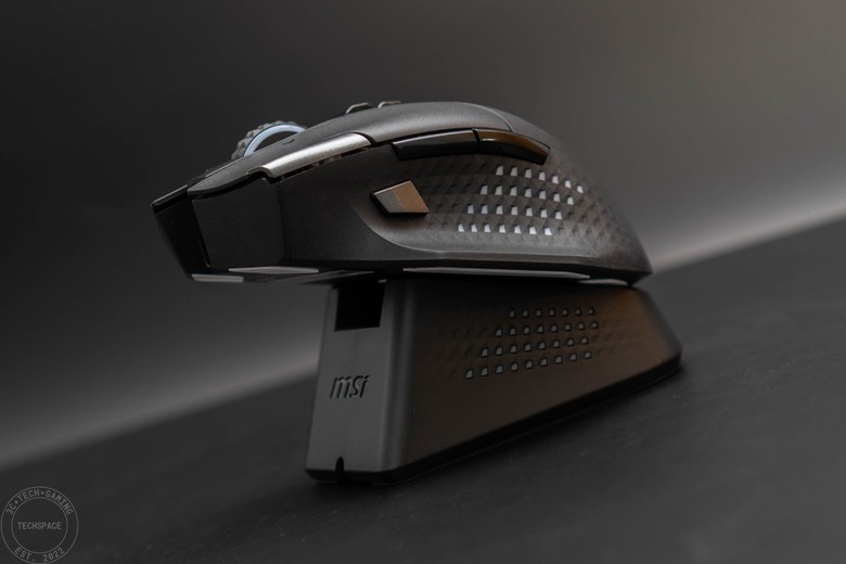 MSI VERSA PRO WIRELESS 無線電競滑鼠開箱評測 | 搭載 PixArt PAW-3395 光學感測器、三模輸出、具備 MOUSE DOCK PRO 磁性充電座
