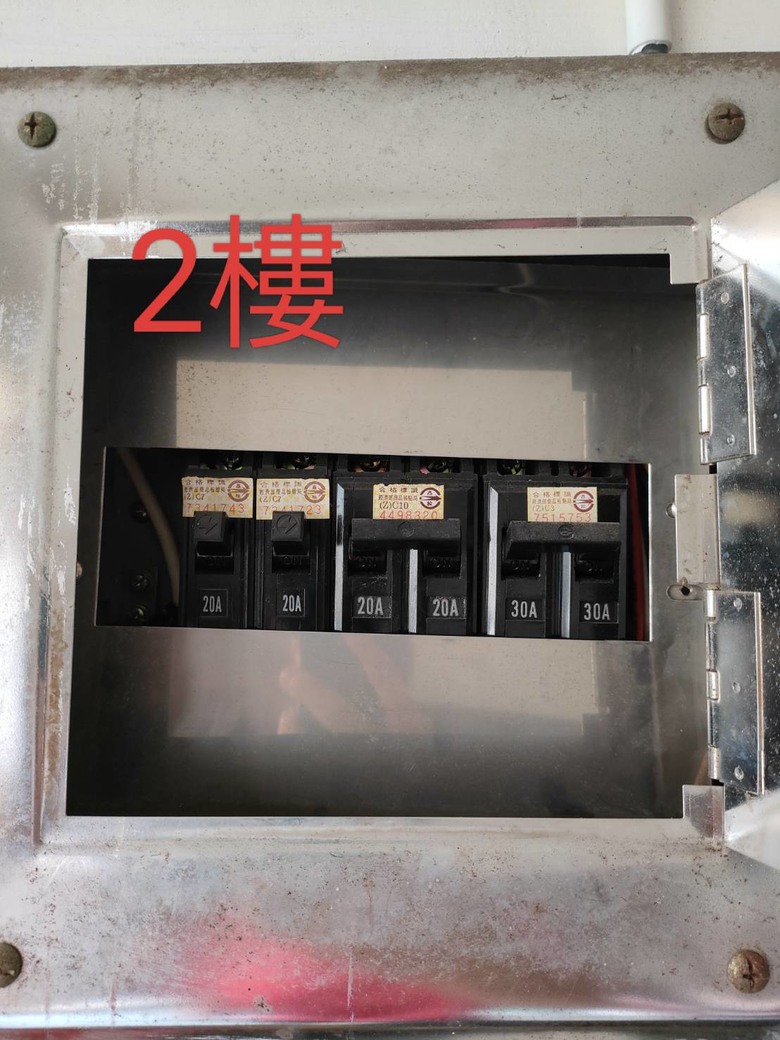 請問家裡的電箱可以負荷三台冷氣？拜託了