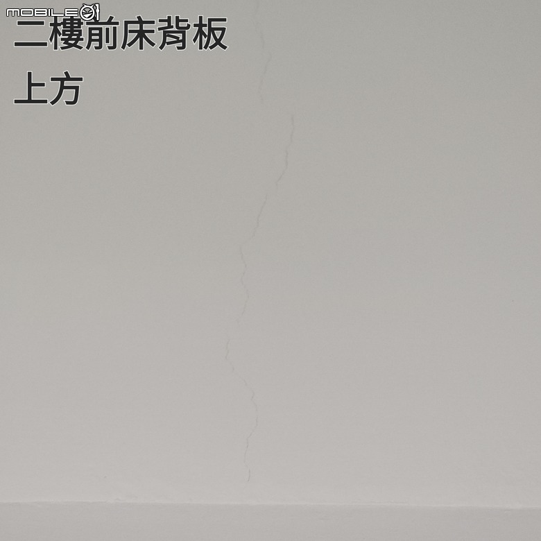 請問房子這種裂縫需要注意嗎？(在橫樑跟角落)