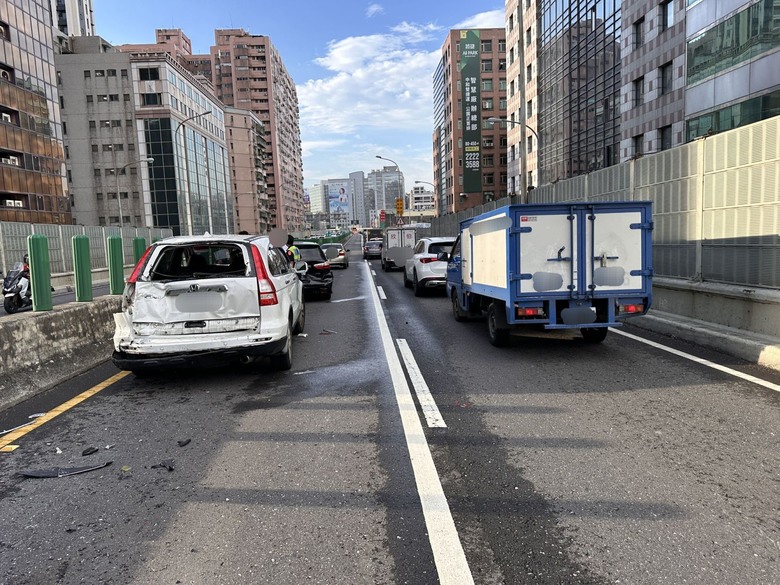 台64線車禍!大型重機🏍️🏍️遭追撞再追撞前車🚗