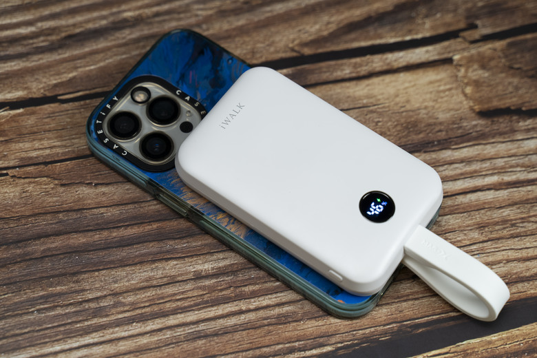 【開箱測試】iWALK MAGO磁吸帶線行動電源 支援QI2無線充電 手感好 價格合理