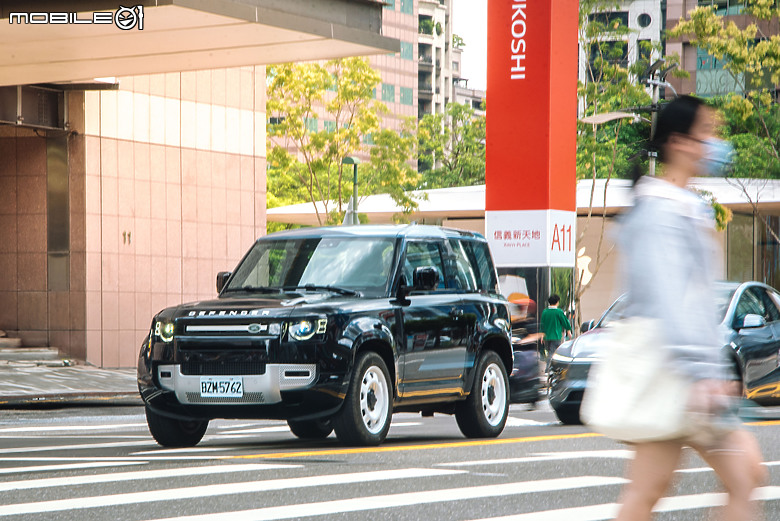 Defender 90 with County Pack 試駕｜帶點復古味，穿梭城市街景一樣對味！