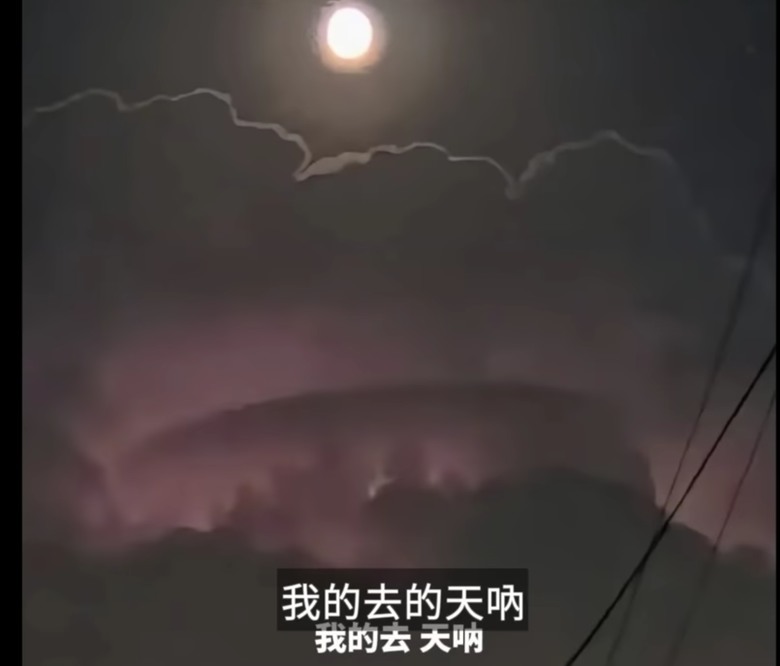 北京閃電無雷聲,今天又聽到北京戒嚴,是否出大事了,再讓子彈飛一下吧!