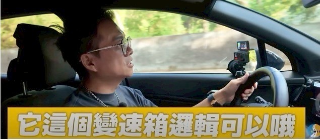 原來小施現在不當反韓大將軍了嗎？竟然介紹Kia Sportage 有70%在稱讚
