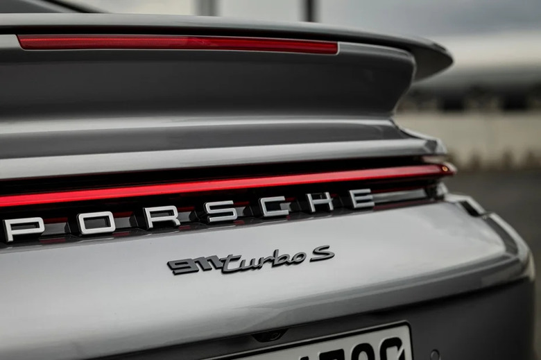 油電系統上陣！992.2世代Porsche 911 Turbo S蓄勢待發！