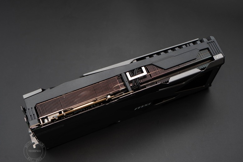 MSI GeForce RTX 5070 Ti 16G VANGUARD SOC 顯示卡開箱評測 | 太空船強大渦輪靈感設計、碳纖維裝飾未來感十足