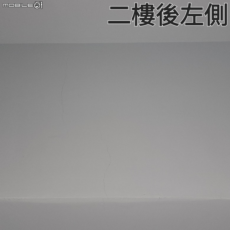請問房子這種裂縫需要注意嗎？(在橫樑跟角落)