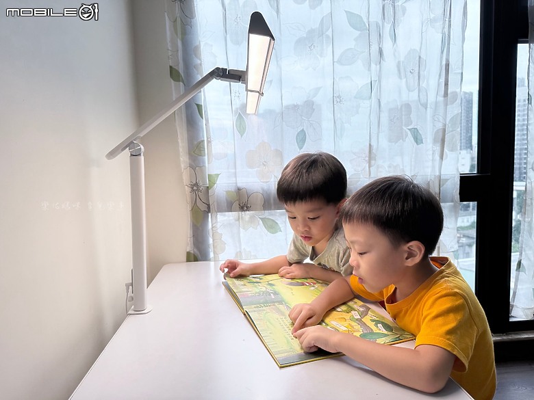 開箱 舞光DANCELIGHT Eye Health 全光譜護眼檯燈｜孩子閱讀學習的護眼好夥伴！
