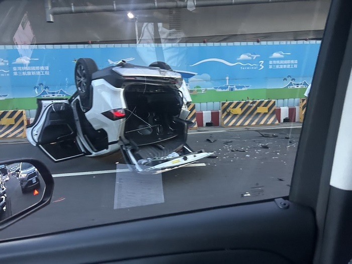不妙，路上拋錨，下車被猛撞
