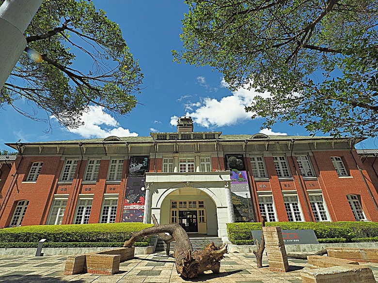 台北當代藝術館、日星鑄字行、日新國民小學紅樓、建成變電所 、陳德星堂、大稻埕圓環防空蓄水池、寧夏夜市、下奎府町郵便局、Bistro家樂利小酒館 — 臺北市區小旅行之舊建成區半日散策