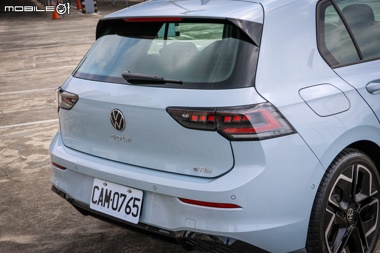 Volkswagen Golf 280 eTSI R-Line 試駕｜科技指數升級、仍為經典之作！