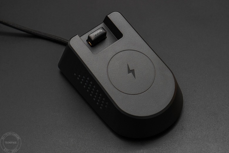 MSI VERSA PRO WIRELESS 無線電競滑鼠開箱評測 | 搭載 PixArt PAW-3395 光學感測器、三模輸出、具備 MOUSE DOCK PRO 磁性充電座